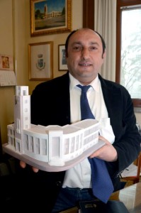 Predappio_sindaco_Giorgio-Frassinetti_modellino_Palazzo_Ventennio